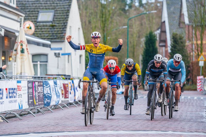 Delano Swenne wint in Huijbergen!