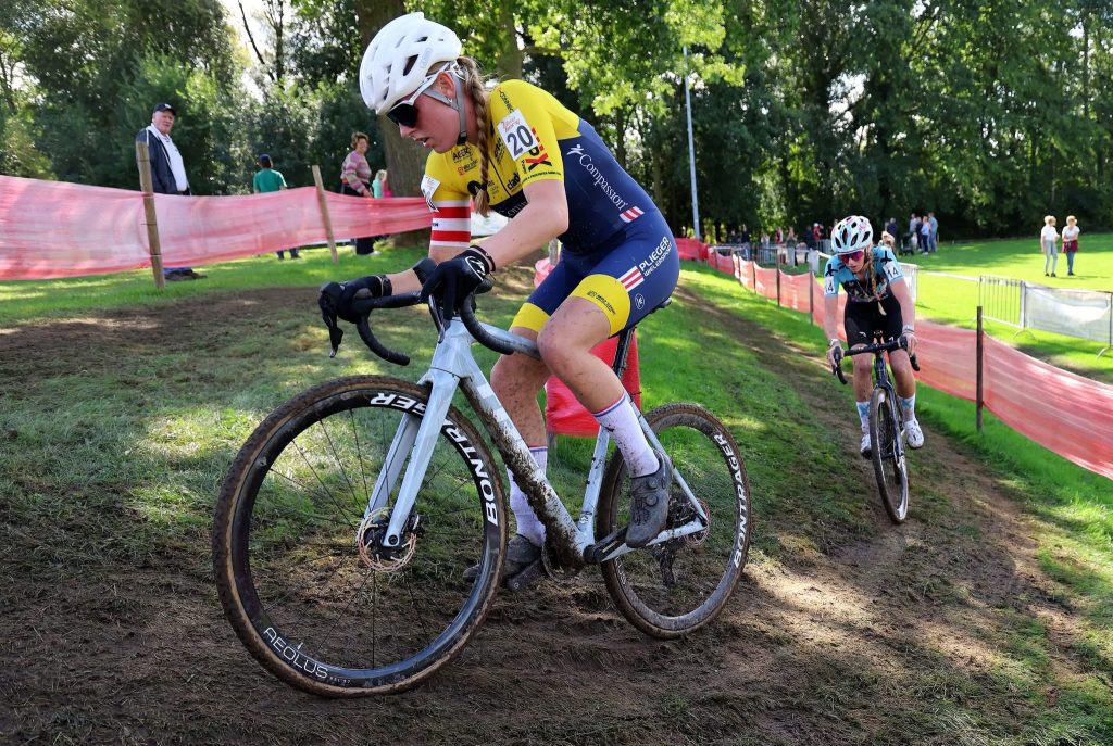 Alleskunner Isis Versluis in oranje bij EK veldrijden