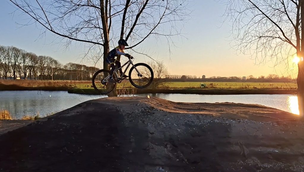 Tobias test de nieuwe track!