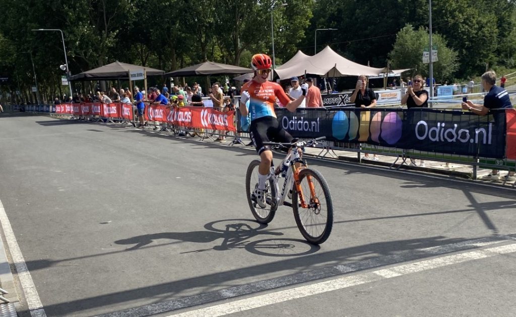 Mountainbikers bij NK, Isis kampioen!