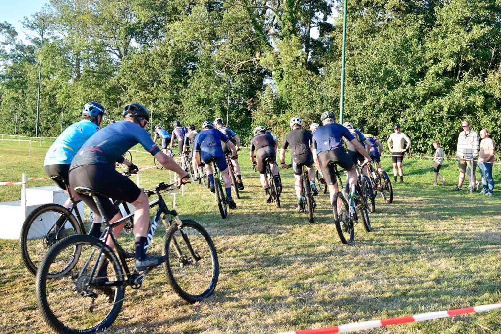 Grasbaanrace brengt wielerplezier terug in Hardinxveld-Giessendam